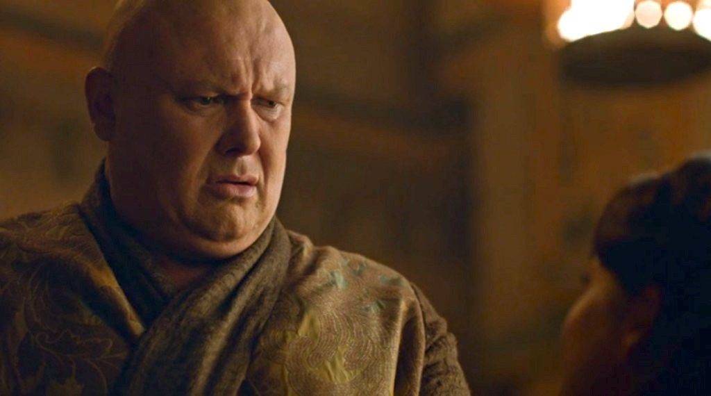 Varys nel sentire le parole della sacerdotessa Kinvara.