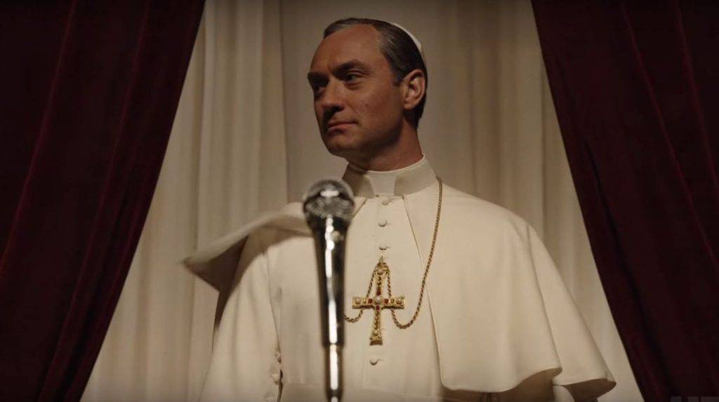 Jude Law in una scena di The New Pope, tra le migliori Serie Tv Sky Italia