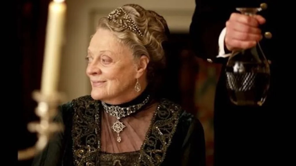 Maggie Smith in una scena di Downton Abbey