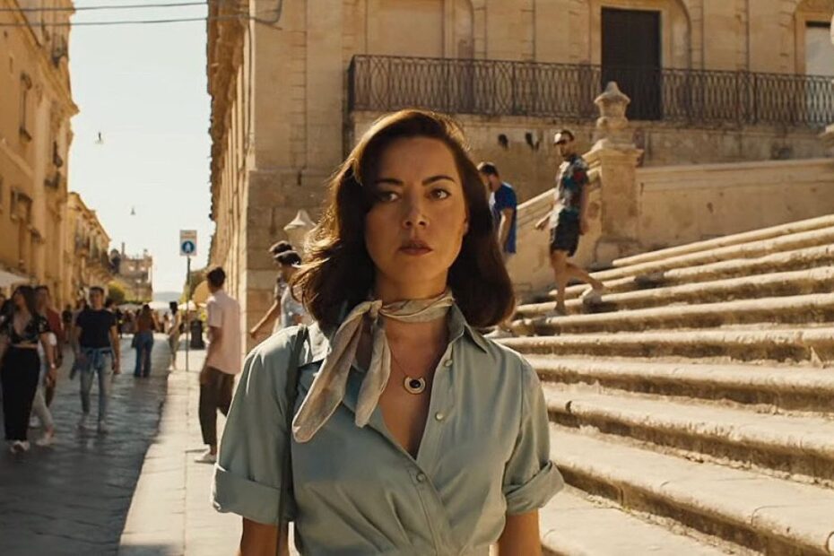 Aubrey Plaza in una scena della seconda stagione di The White Lotus