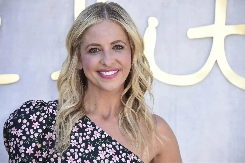 grandi attori e attrici che stanno tornando: sarah michelle gellar sorridente in posa durante uno shooting