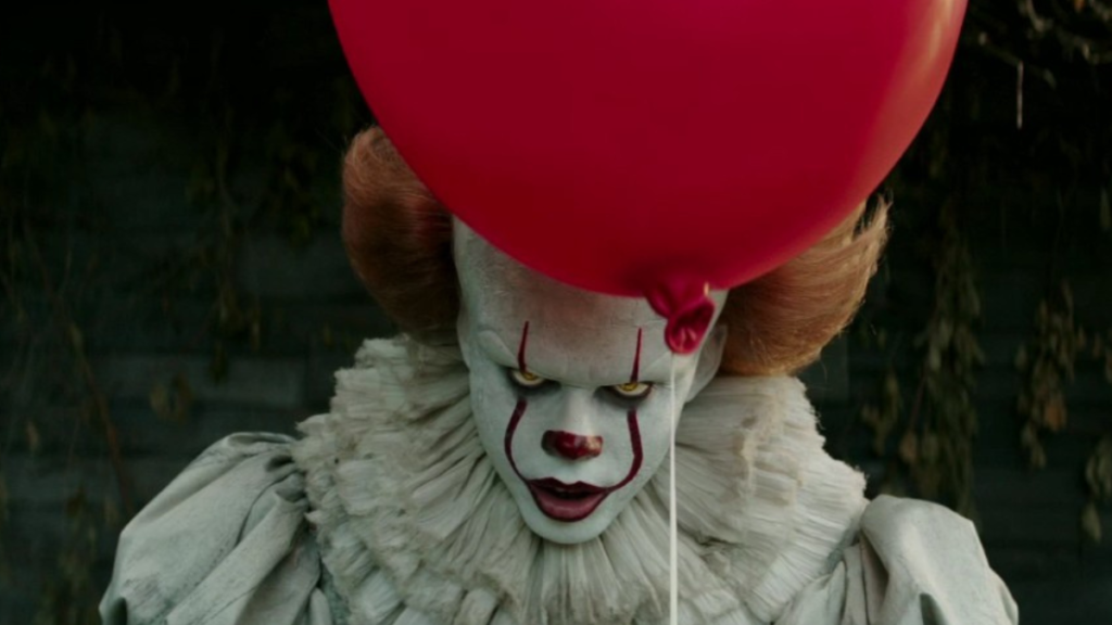 Pennywise, iconico mostro del film horror It, col suo palloncino tra le mani 