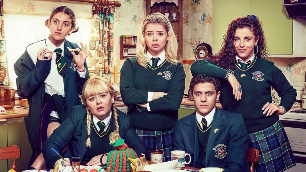 Da sinistra: Louisa Harland, Nicola Coughlan, Saoirse-Monica Jackson, Dylan Llewellyn, Jamie-Lee O'Donnell, protagoniste di Derry Girls