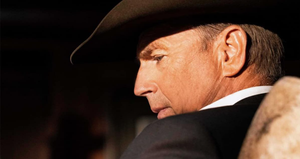 John Dutton in una scena di Yellowstone, scritta da Taylor Sheridan