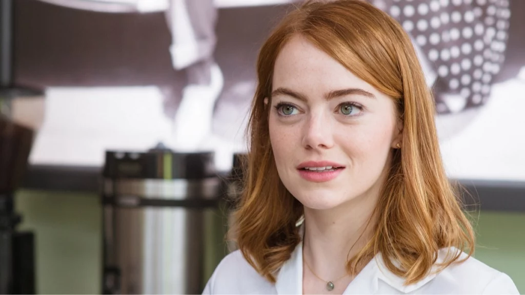 Emma Stone con sguardo sorpreso in una scena di un suo film 