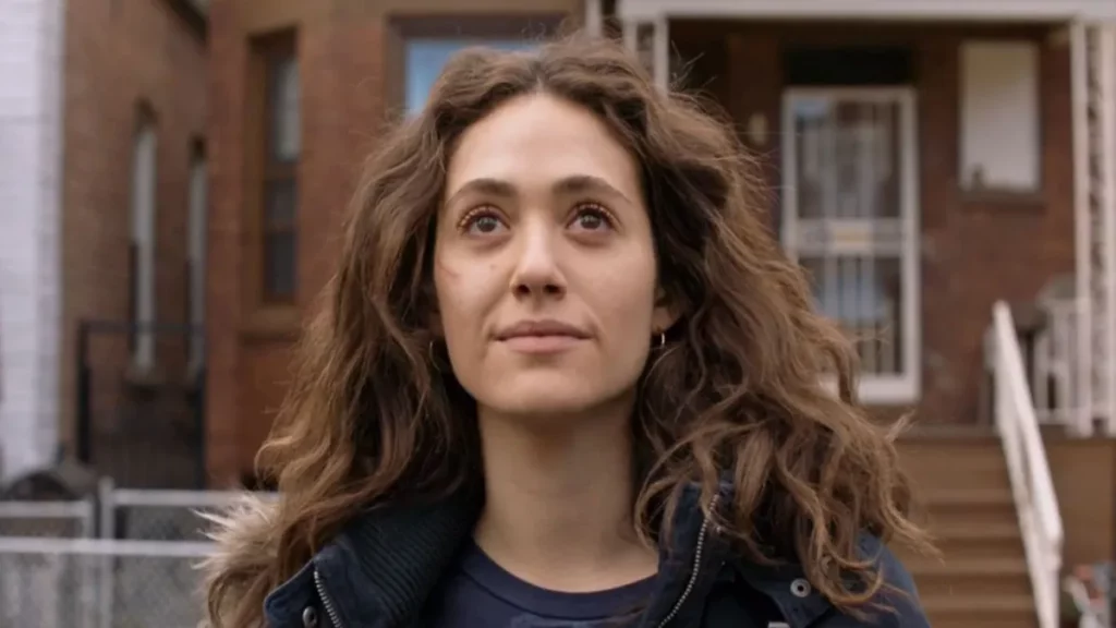 Emmy Rossum in una scena di Shameless, mentre sorride 