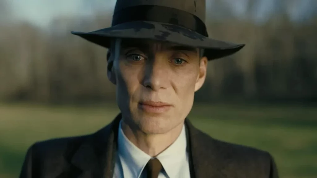 il protagonista di Oppenheimer, Cillian Murphy, in primo piano in una scena di uno dei migliori film da vedere 