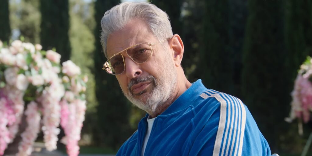 Zeus (Jeff Goldblum) nella prima stagione di Kaos mentre scruta l'orizzonte pensando alle sue prossime mosse