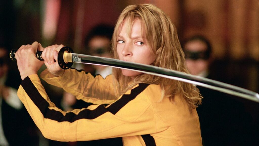 uma Thurman in una scena di Kill Bill mentre maneggia una katana