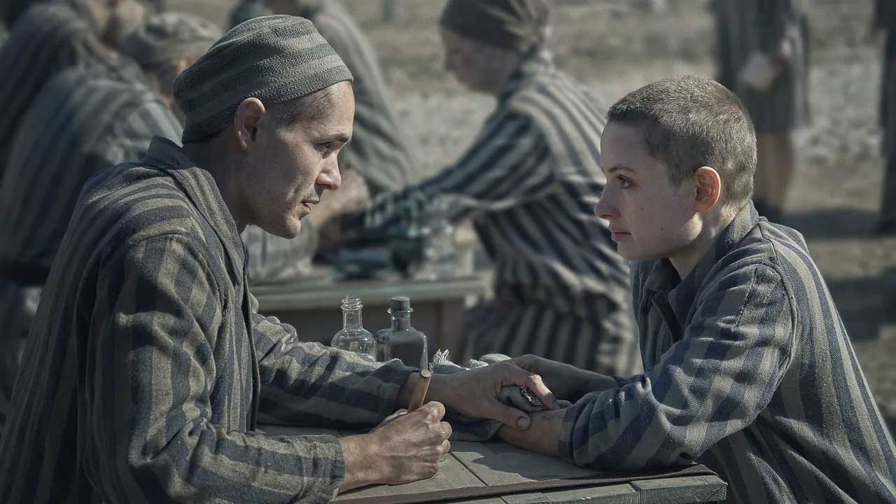 Il tatuatore di Auschwitz: quando esce, streaming e cast della serie Sky