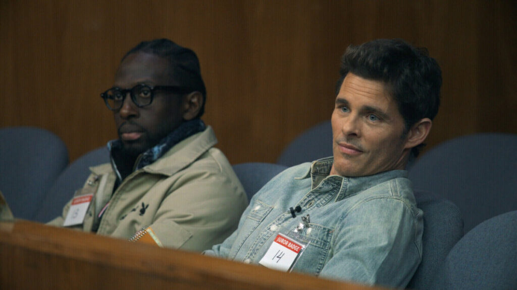 James Marsden in una scena di Jury Duty, un'altra delle Serie Tv da vedere su Amazon Prime Video