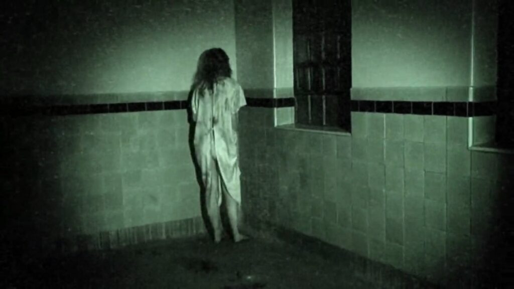 un'inquietante scena di una donna di spalle in ESP - Fenomeni paranormali, tra i migliori film horror found footage