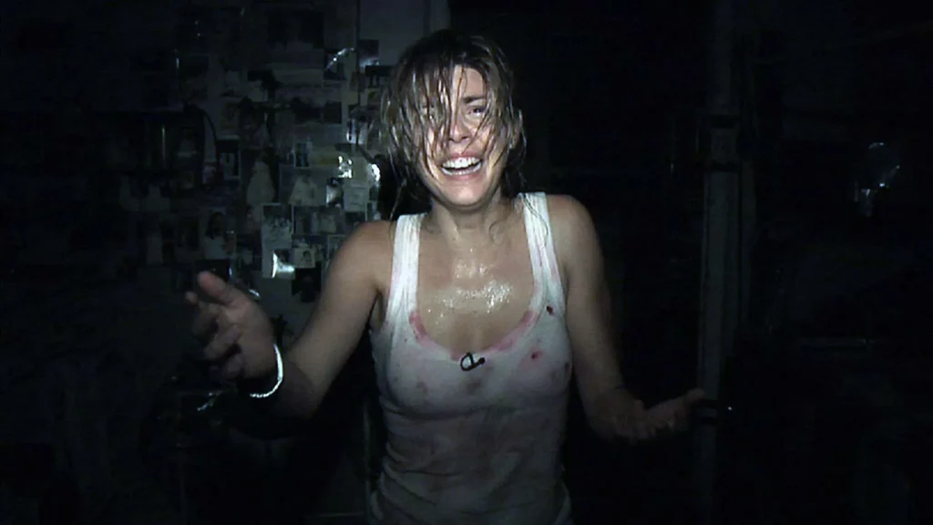 la protagonista di REC, mentre scappa piangendo, tra i migliori film horror found footage 