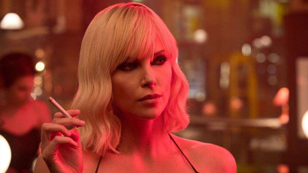 Charlize Theron in una scena di Atomica Bionda 