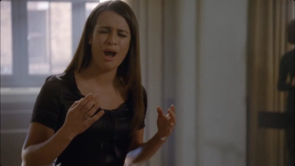 Rachel Berry canta concentrata in una delle sue migliori interpretazioni di Glee