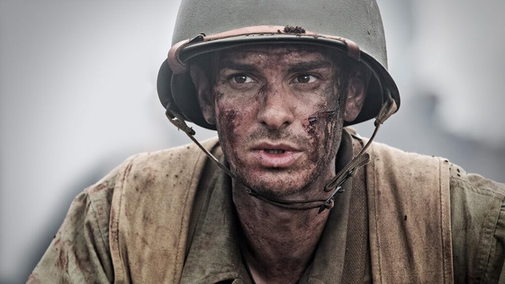 Andrew Garfield in primo piano mentre interpreta un soldato nel film la battaglia di hacksaw ridge 