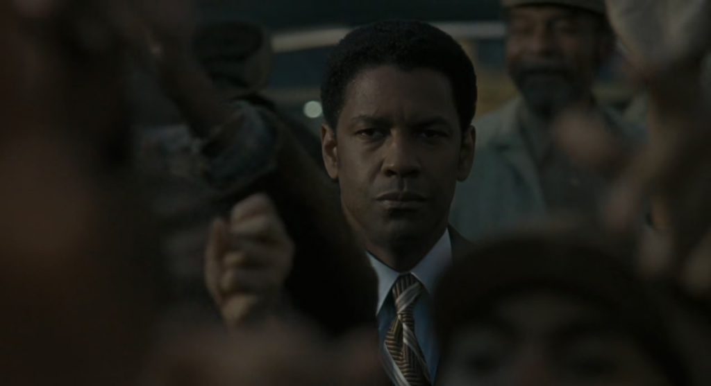 Denzel Washington tra la folla in una scena di American Gangster, uno dei migliori film da vedere su netflix 