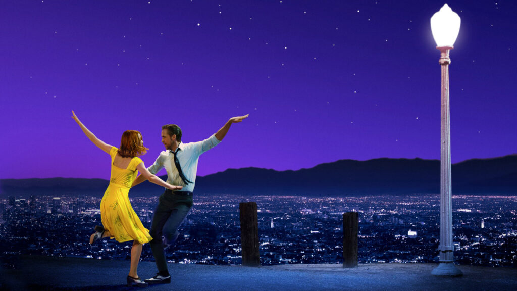 i due protagonisti di La La Land, mentre ballano di notte sotto un palo della luce 