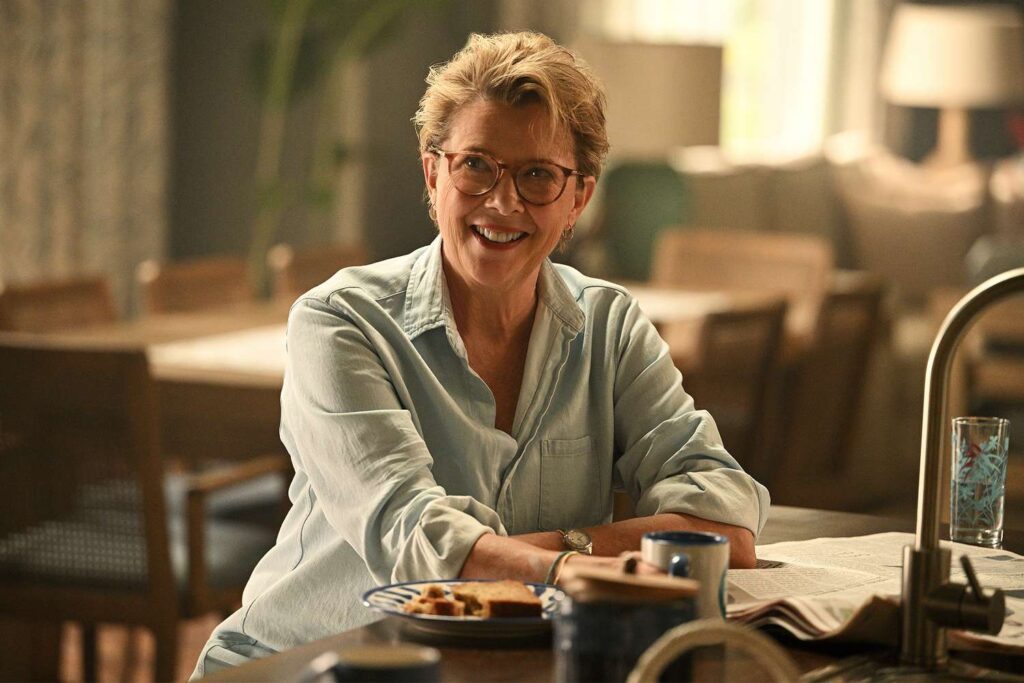 Annette Bening in una scena di Apples Never Fall