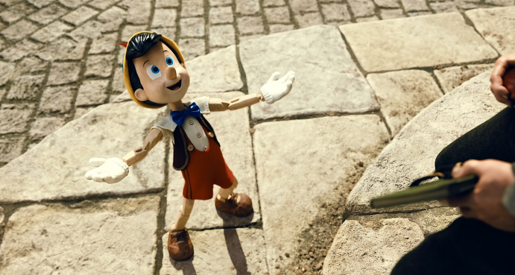 Pinocchio con braccia larghe in una delle scene di uno dei peggiori film Disney mai realizzati in termini di riadattamento 