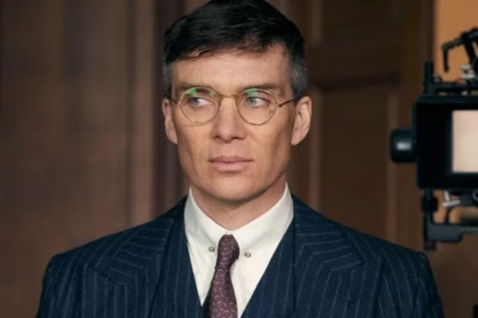 Cillian Murphy nei panni di Thomas Shelby sul set di Peaky Blinders