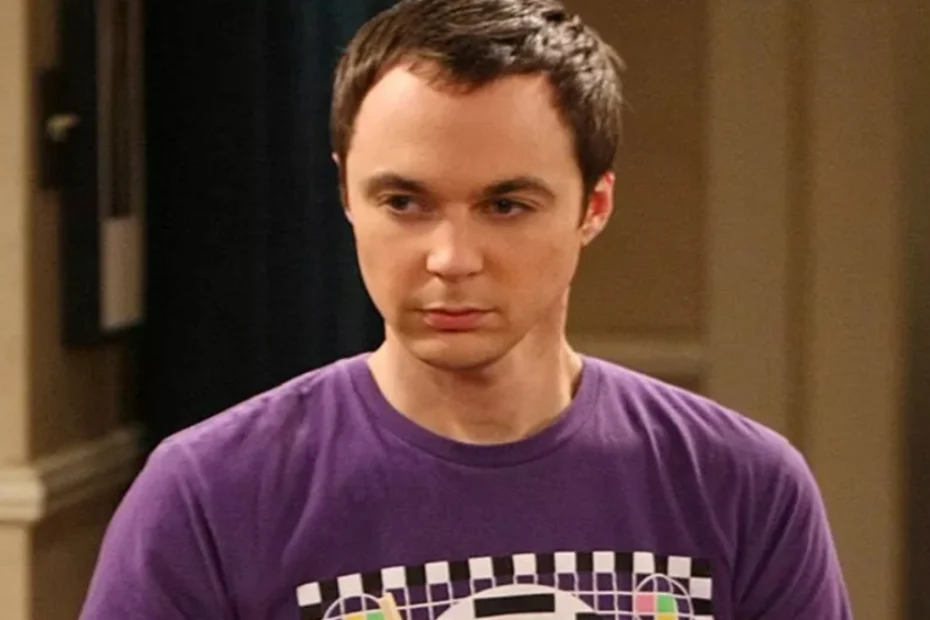 Jim Parsons nei panni di Sheldon Cooper in una scena di The Big Bang Theory