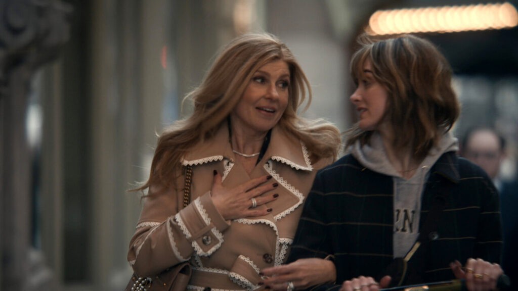 Connie Britton e Audrey Corsa in una scena di Dear Edward 