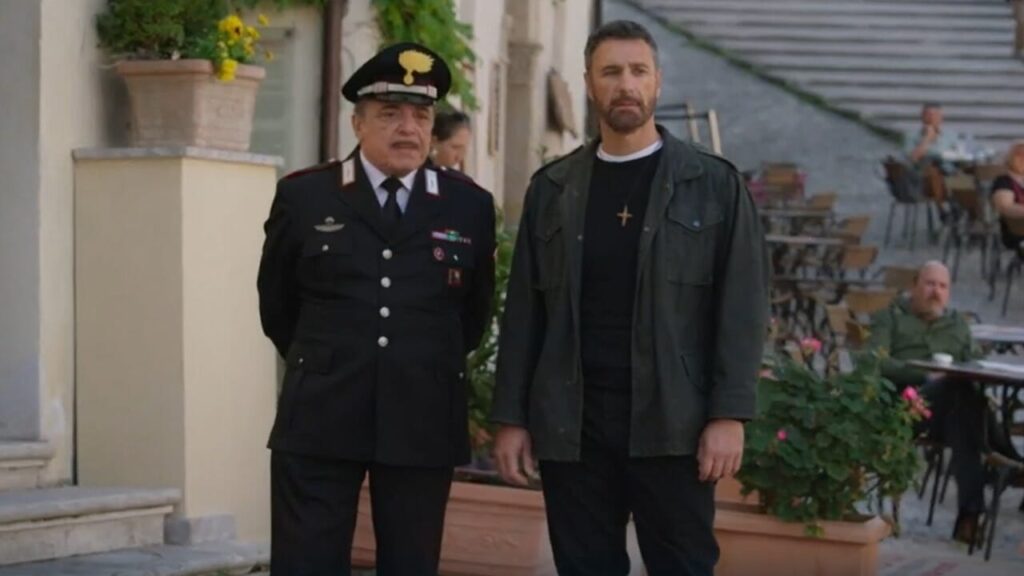 Raoul Bova e Nino Frassica in una scena di Don Matteo 14