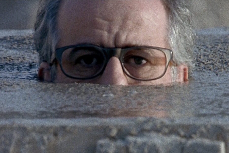 Tony Servillo in una scena de Le Conseguenze dell'Amore, tra i Migliori Film di Paolo Sorrentino