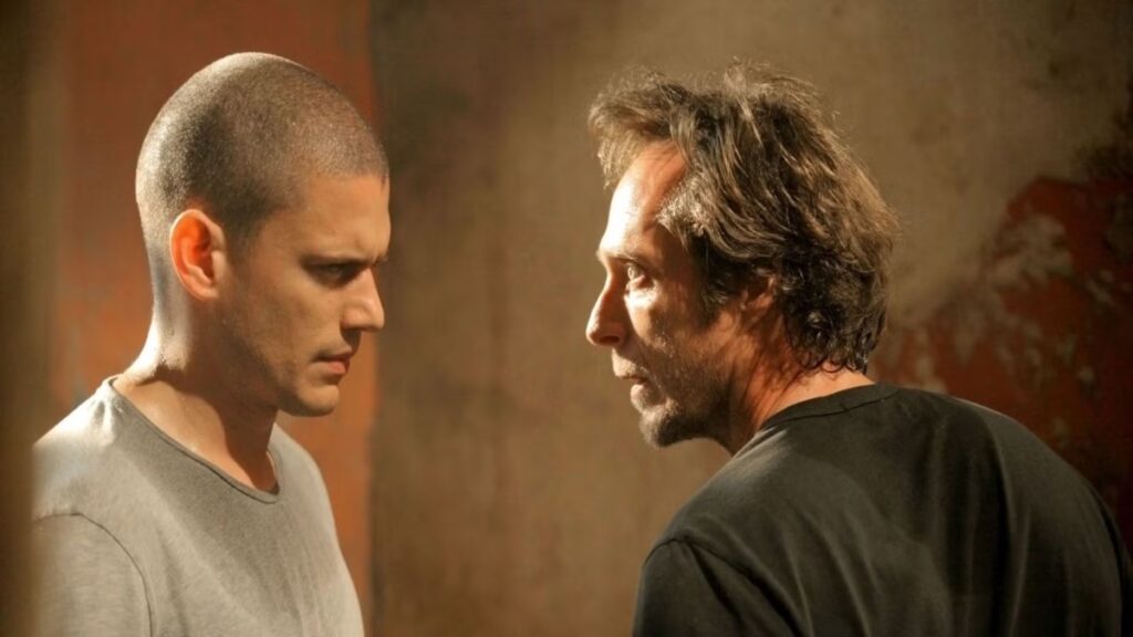 Un'immagine di Alexander Mahone e Micheal Scofield in una scena di Prison Break