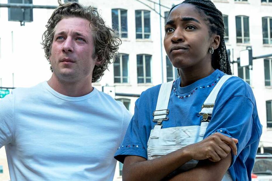 Jeremy Allen White e Ayo Edebiri in una scena di The Bear