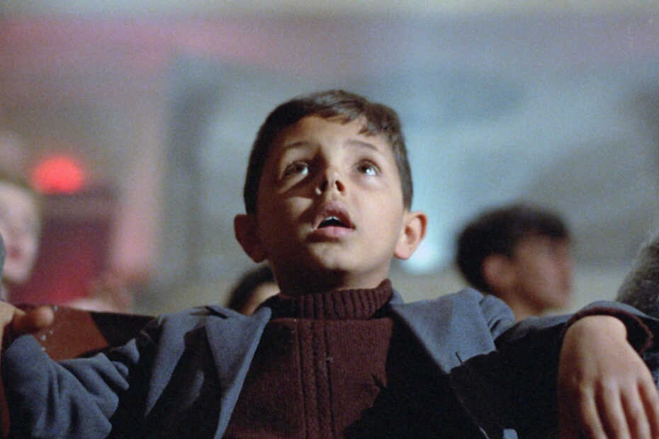 Una scena del film Nuovo Cinema Paradiso, disponibile su RaiPlay