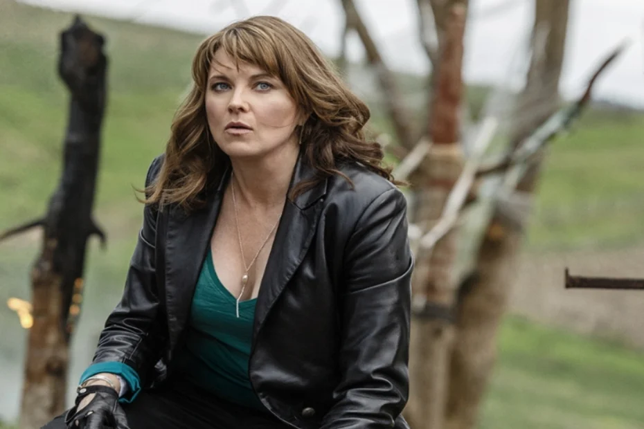 Lucy Lawless in una scena di Ash Vs Evil Dead