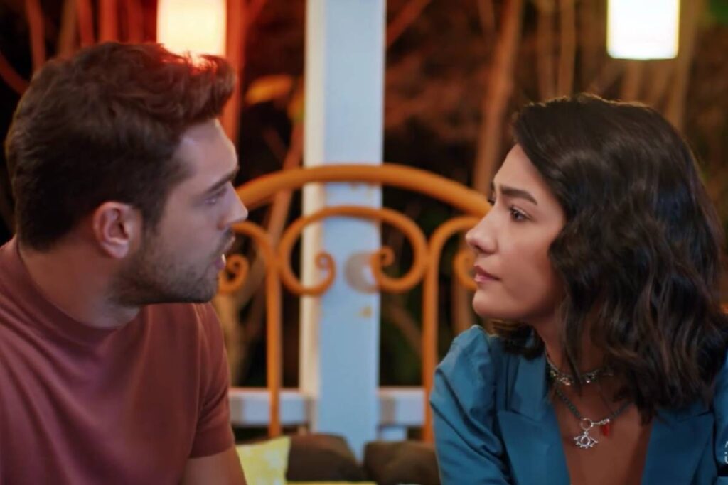 Aybüke Pusat e Furkan Andıç in una scena di Everywhere I go, una delle Serie Tv turche da vedere su Mediaset Infinity