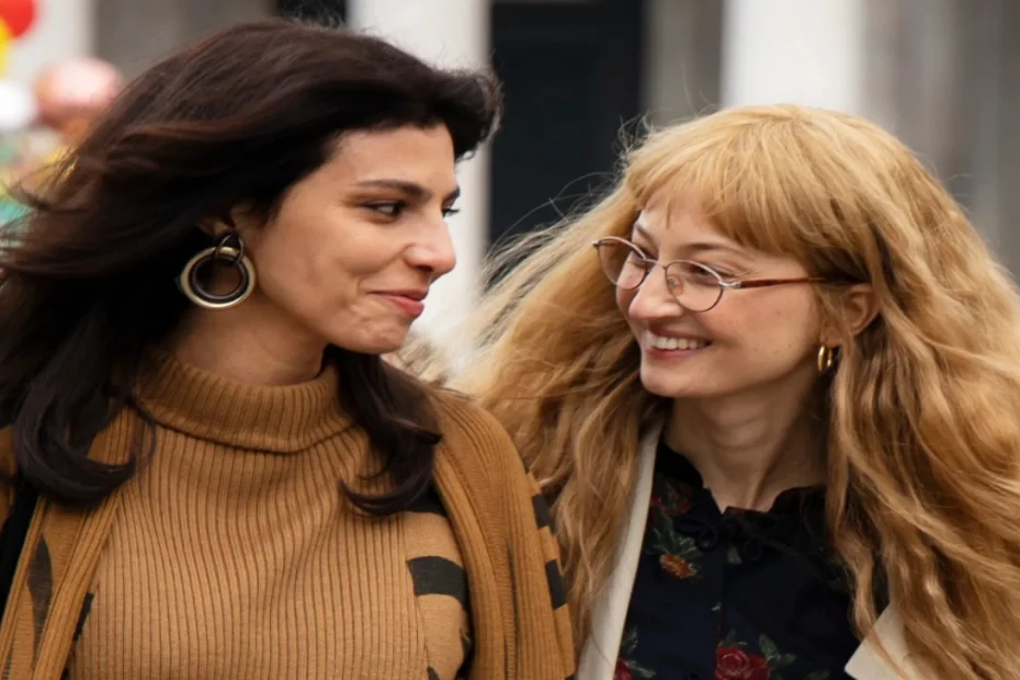 Irene Maiorino e Alba Rohrwacher nei panni di Lila e Lenù in una scena de L'Amica Geniale