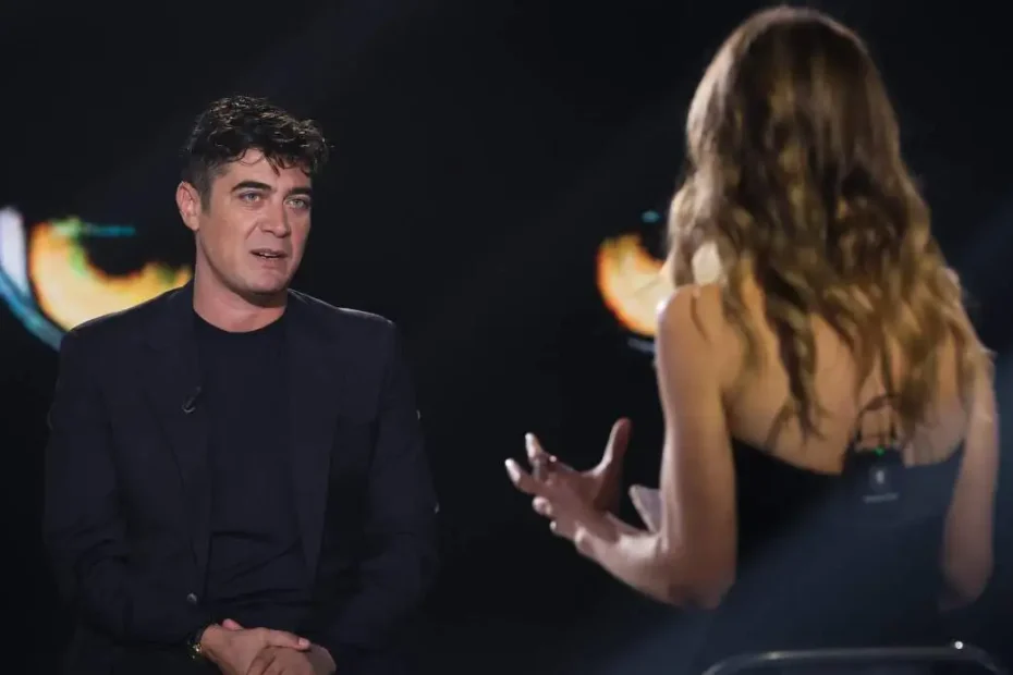 Una foto di Riccardo Scamarcio a Belve