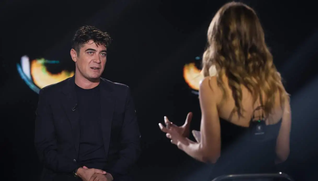 Riccardo Scamarcio sulla scena d’amore con Monica Bellucci: «7 ore a fingere, poi uno si stanca»