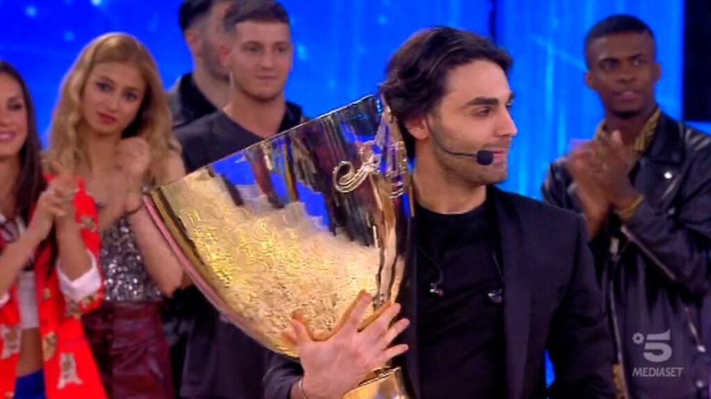 Alberto Urso durante la vittoria ad Amici di Maria De Filippi