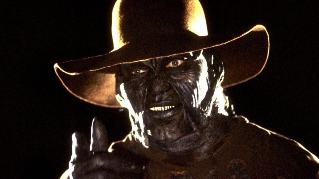 il diavolo di Jeepers Creepers, inquadrato in volto, mentre indossa un cappello da cowboy