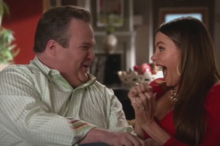 Cam e Gloria in una scena di Modern Family