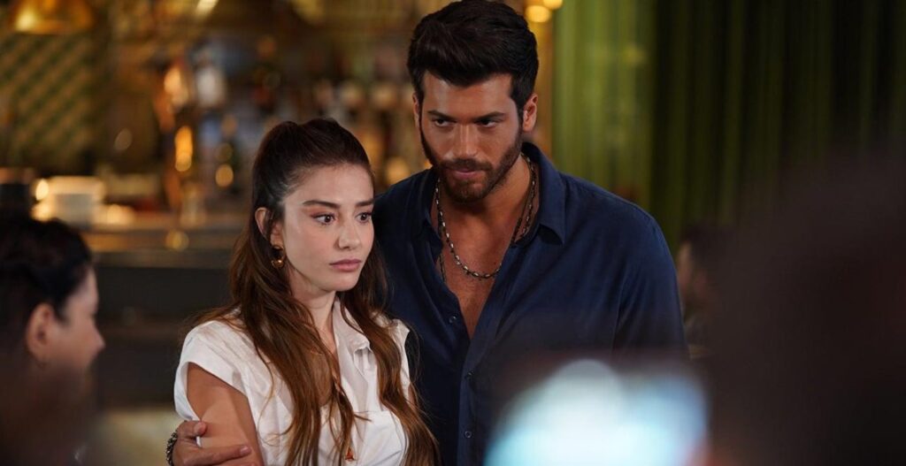 Can Yaman e Özge Gürel in una scena di Mr. Wrong, una delle Serie Tv turche su Mediaset Infinity