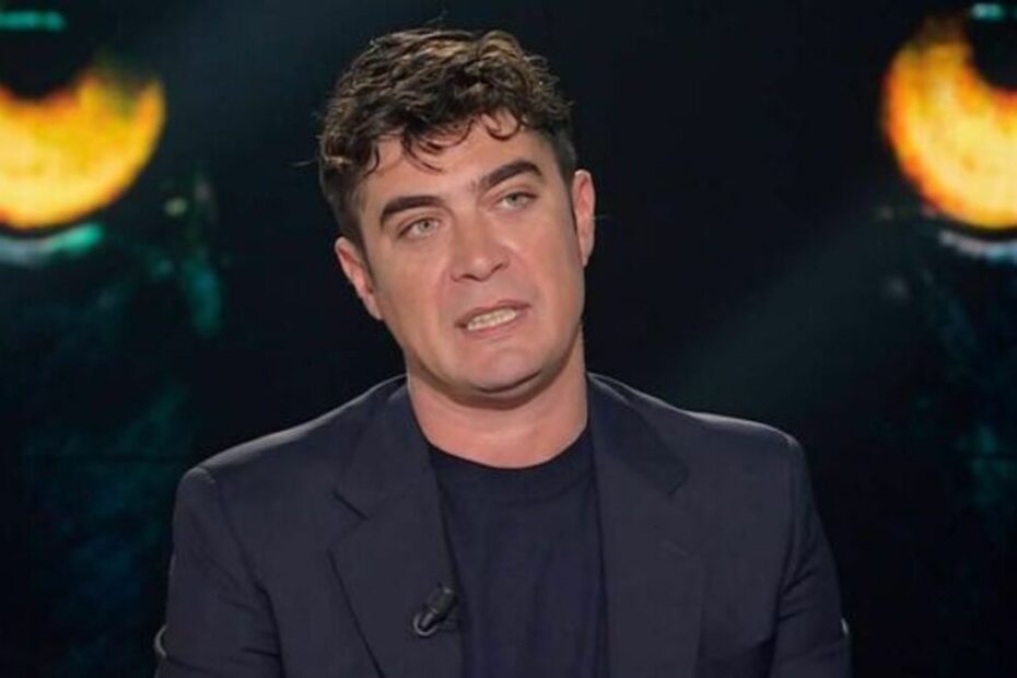 Riccardo Scamarcio in un frame della sua intervista a Belve