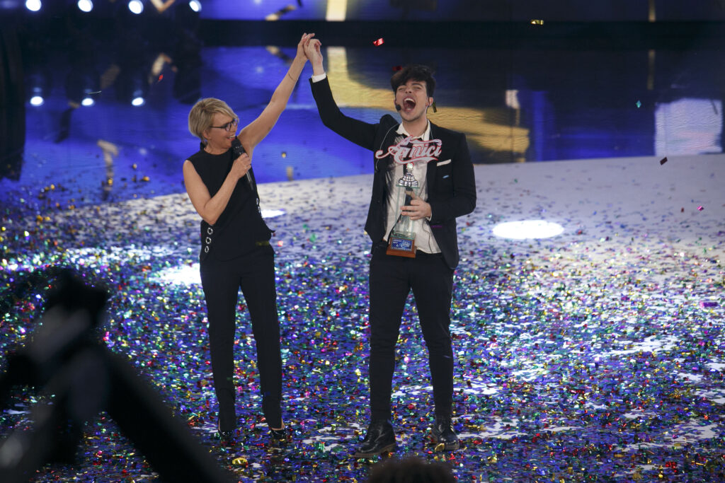 Stash de The Kolors durante la vittoria ad Amici insieme a Maria De Filippi