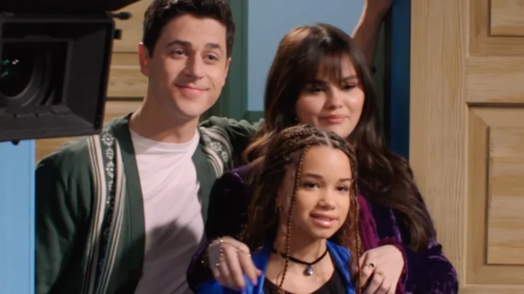 Selena Gomez, David Henrie e Janice LeAnn Brown in una scena di Ritorno a Weverly Place, una delle nuove Serie Tv da vedere su Disney+