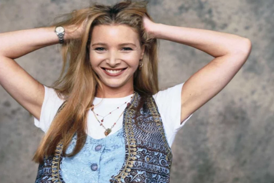 In foto Lisa Kudrow nei panni di Phoebe Buffay