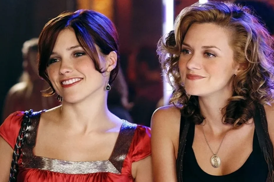 In foto le attrici Sophia Bush e Hilarie Burton in una scena di One Tree Hill