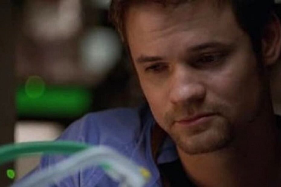 Shane West nel ruolo del Dr. Barnett