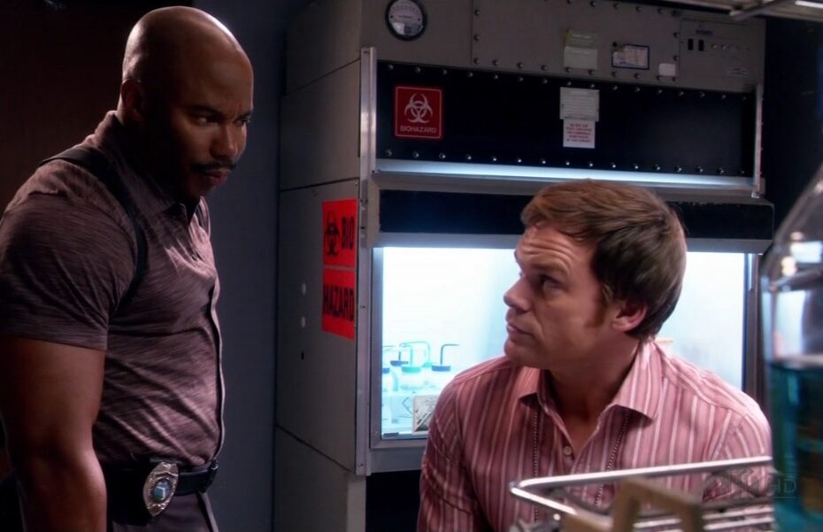 dexter e doakes che si fissano negli occhi