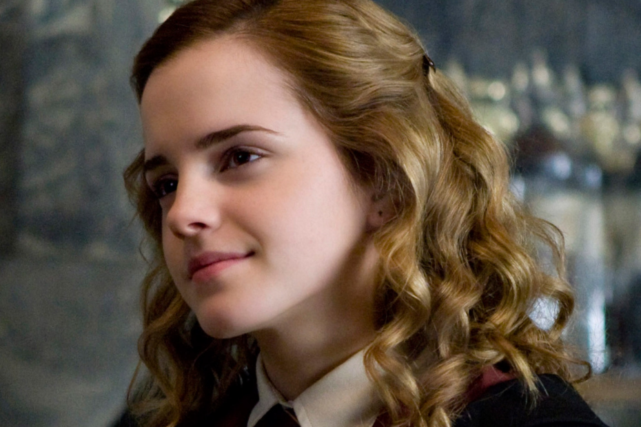 Hermione Granger in una scena di Harry Potter, in primo piano