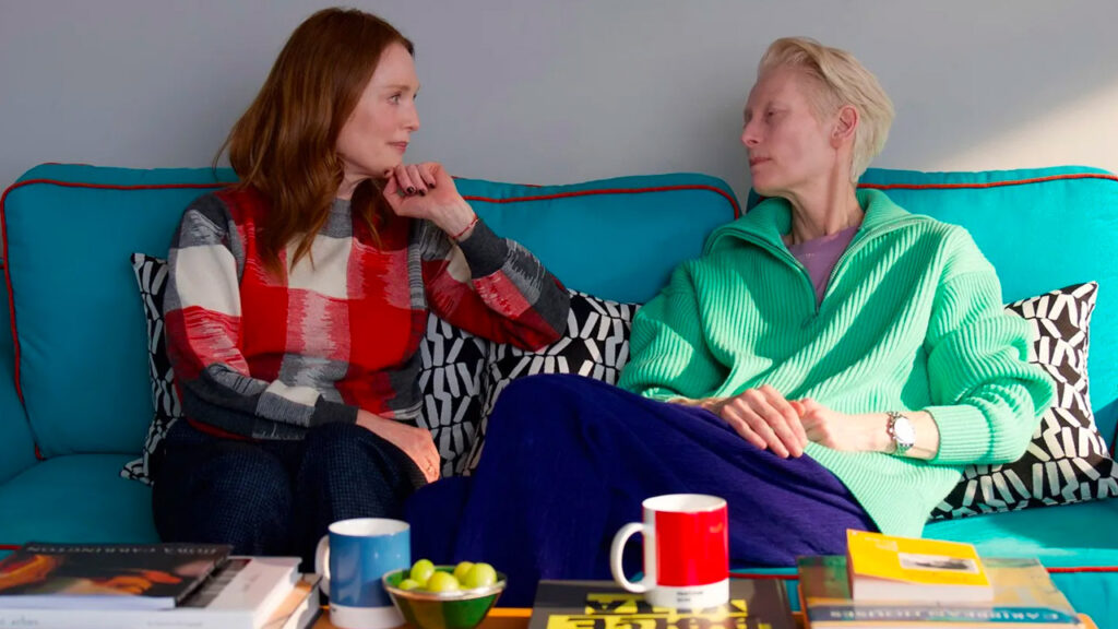 Tilda Swinton e Julianne Moore in una scena de La Stanza Accanto, uno dei migliori film del 2024